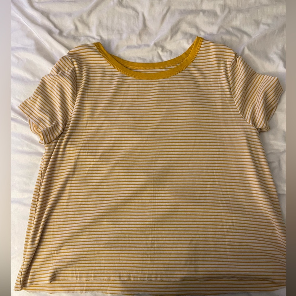 Old navy yellow t shirt